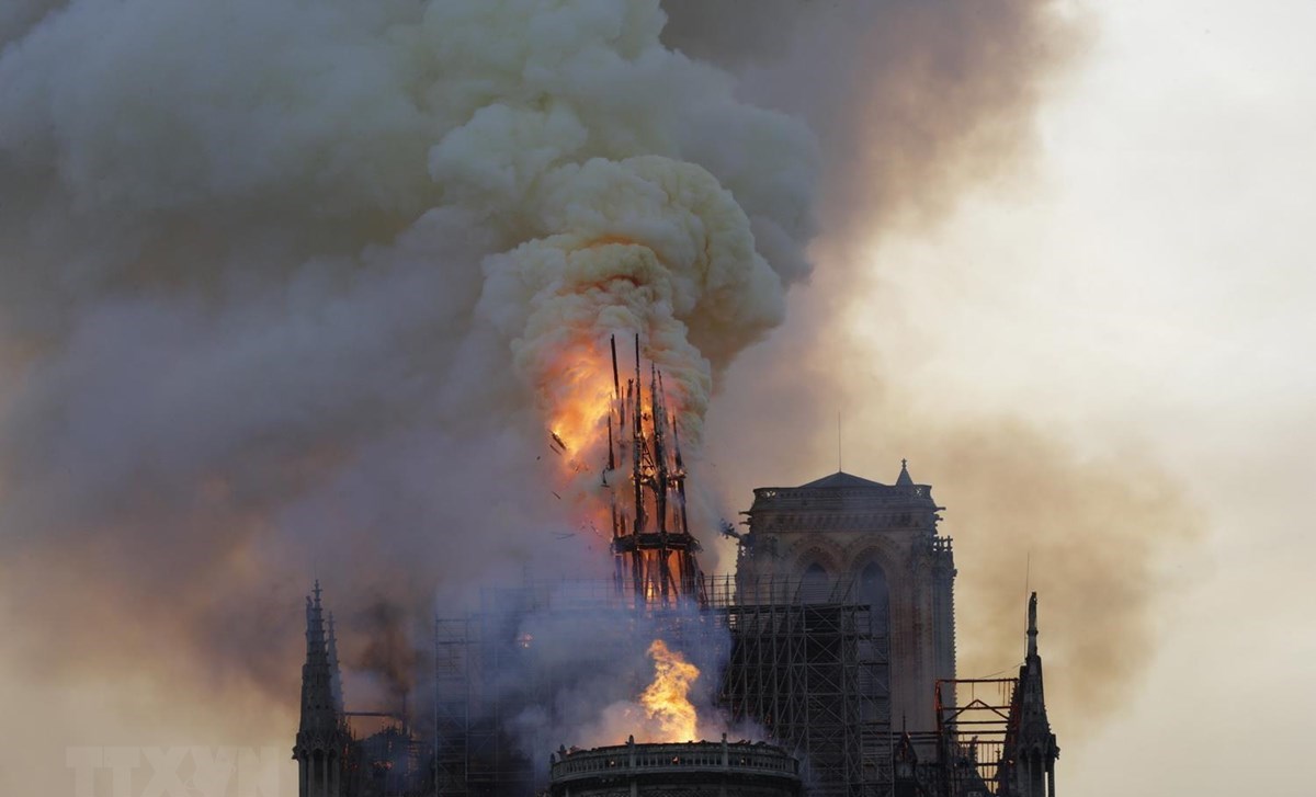 Vụ cháy Nhà thờ Đức Bà Paris: Ngọn tháp của Nhà thờ đổ sập