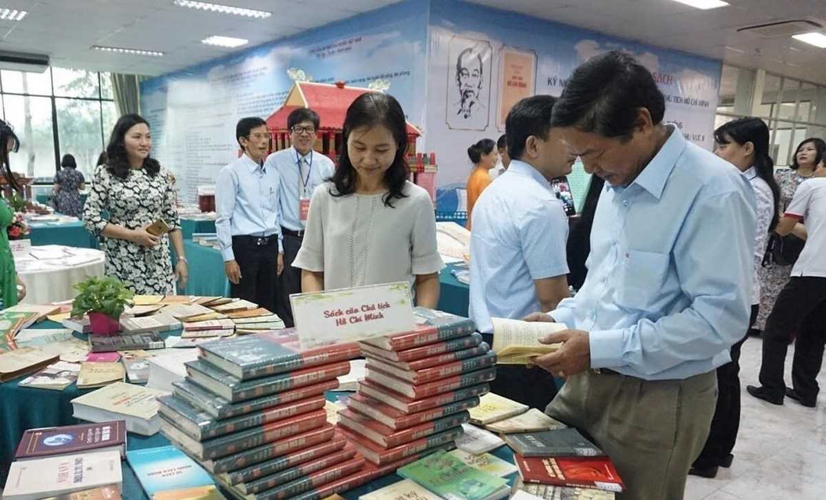 Trưng b&agrave;y giới thiệu hơn 900 cuốn s&aacute;ch về Chủ tịch Hồ Ch&iacute; Minh