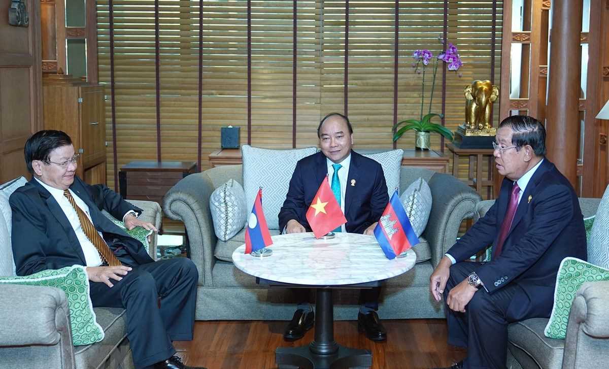 Thủ tướng Nguyễn Xu&acirc;n Ph&uacute;c gặp gỡ người đồng cấp L&agrave;o, Campuchia