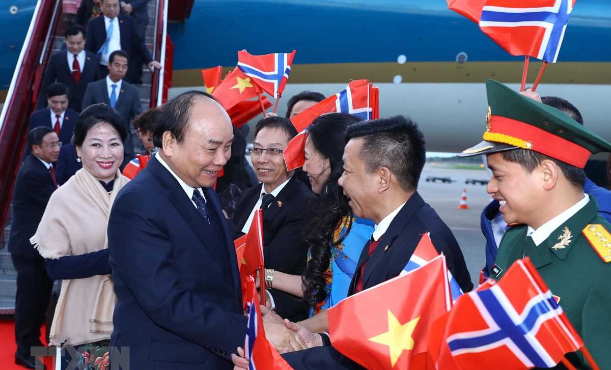 Thủ tướng Nguyễn Xu&acirc;n Ph&uacute;c tới Oslo, bắt đầu thăm ch&iacute;nh thức Na Uy