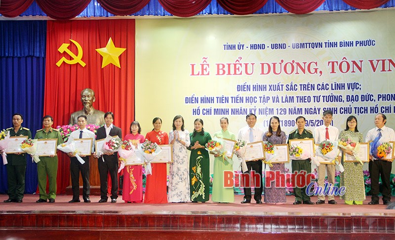 Biểu dương, t&ocirc;n vinh 171 gương điển h&igrave;nh học tập v&agrave; l&agrave;m theo B&aacute;c