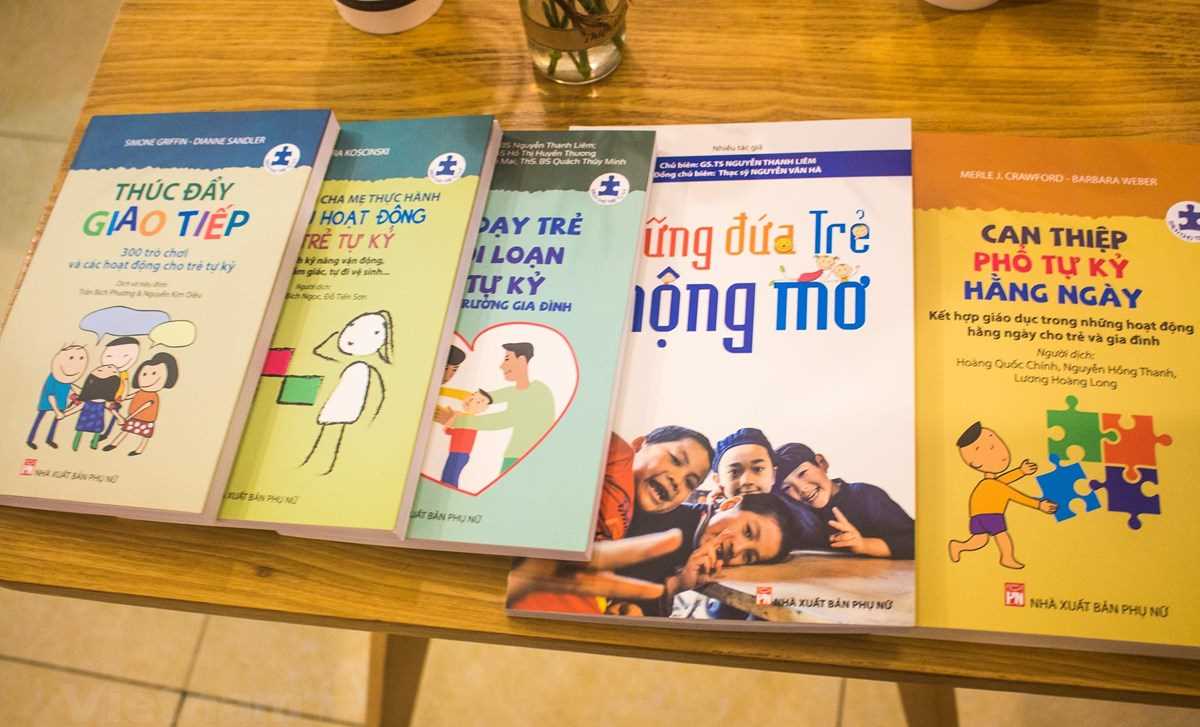 Ra mắt bộ sách hướng dẫn cách chăm sóc và dạy trẻ tự kỷ