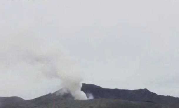 Núi lửa Aso ở Nhật Bản 'thức giấc' với cột khói bụi cao 1.600m