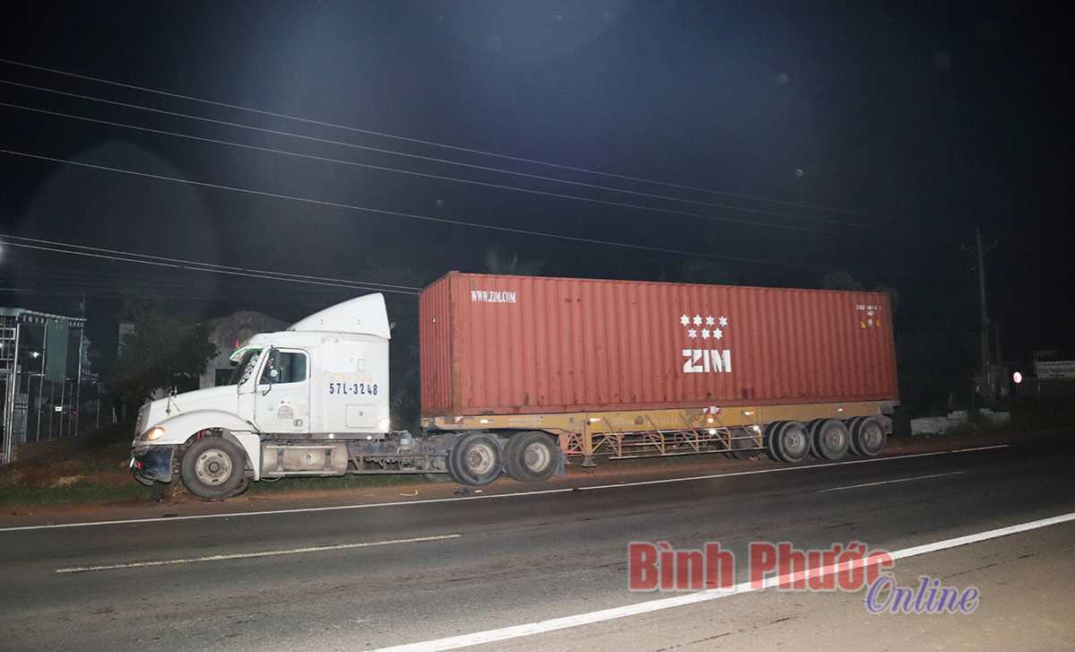 Xe container tông trực diện, một người chết, một người nguy kịch