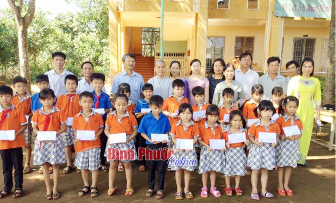Trao 102 suất học bổng, xe đạp tặng học sinh khó khăn