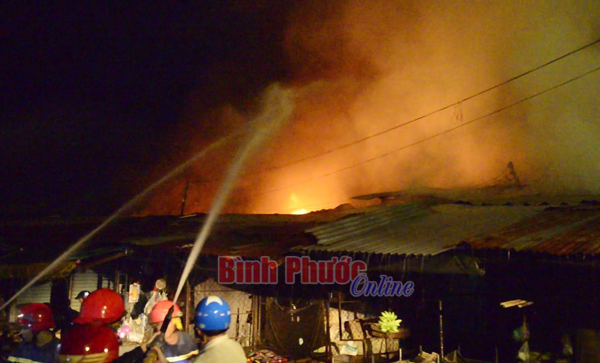 Chợ Bình Long cháy dữ dội