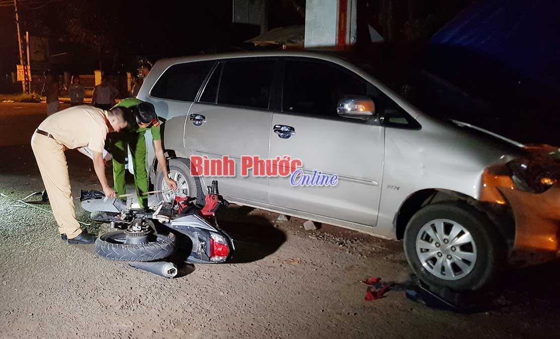 Tông vào xe ô tô, một nam thanh niên bay hàng chục mét