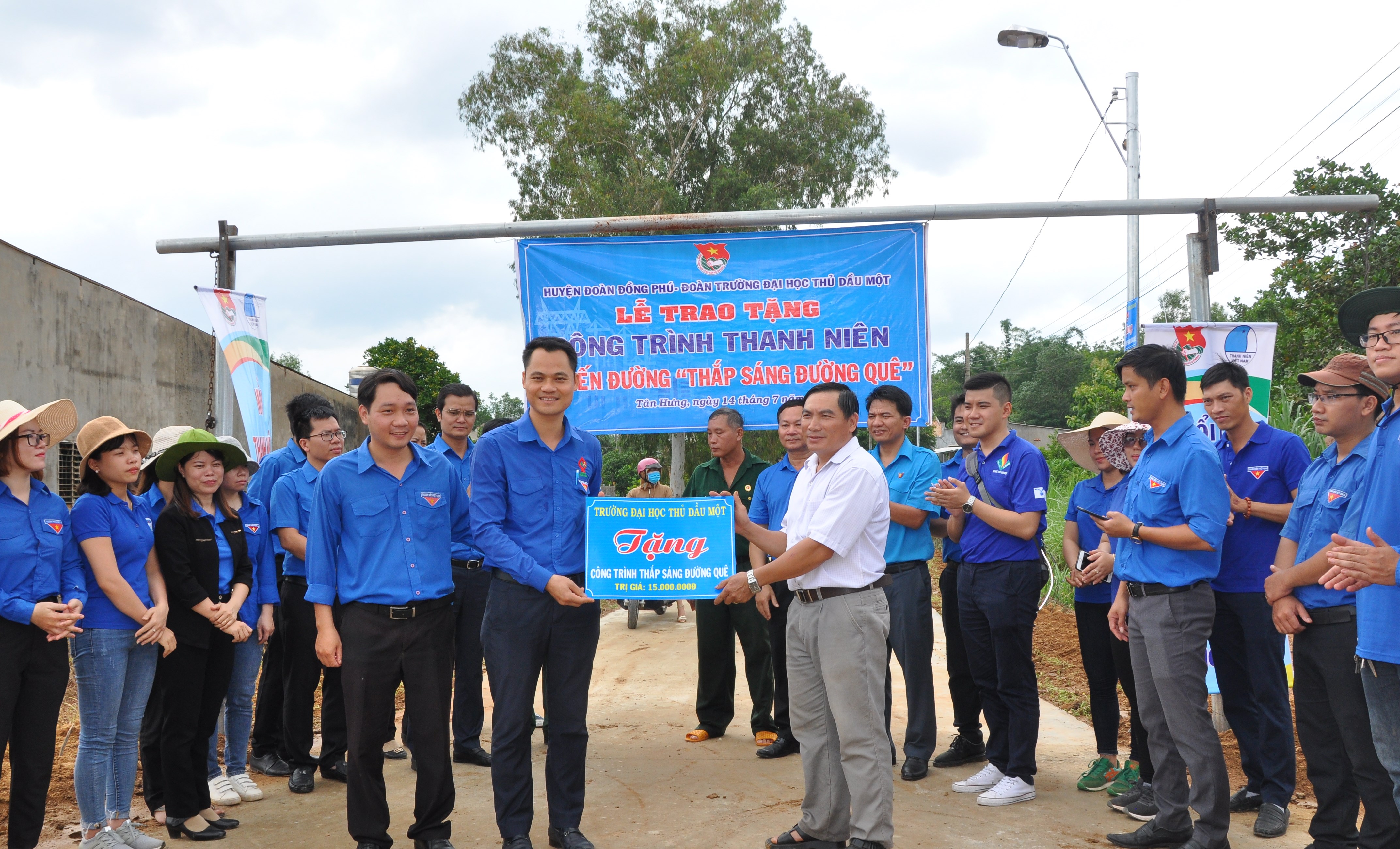 Bí thư Trung ương Đoàn thăm đội hình thanh niên tình nguyện tại Bình Phước