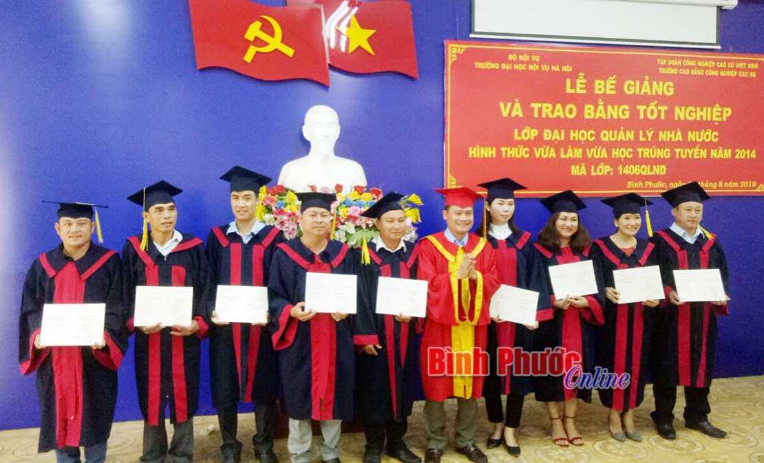 61 cử nh&acirc;n quản l&yacute; nh&agrave; nước được đ&agrave;o tạo tại B&igrave;nh Phước