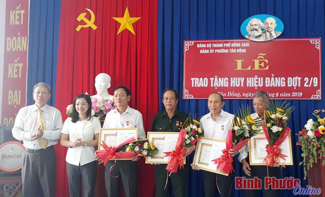 Th&agrave;nh ủy Đồng Xo&agrave;i trao tặng Huy hiệu Đảng đợt 2-9