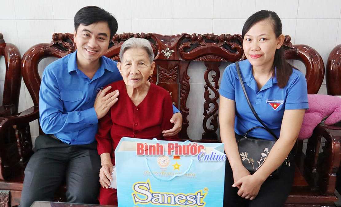 Cụm thi đua số 1 Tỉnh đoàn tặng quà gia đình chính sách