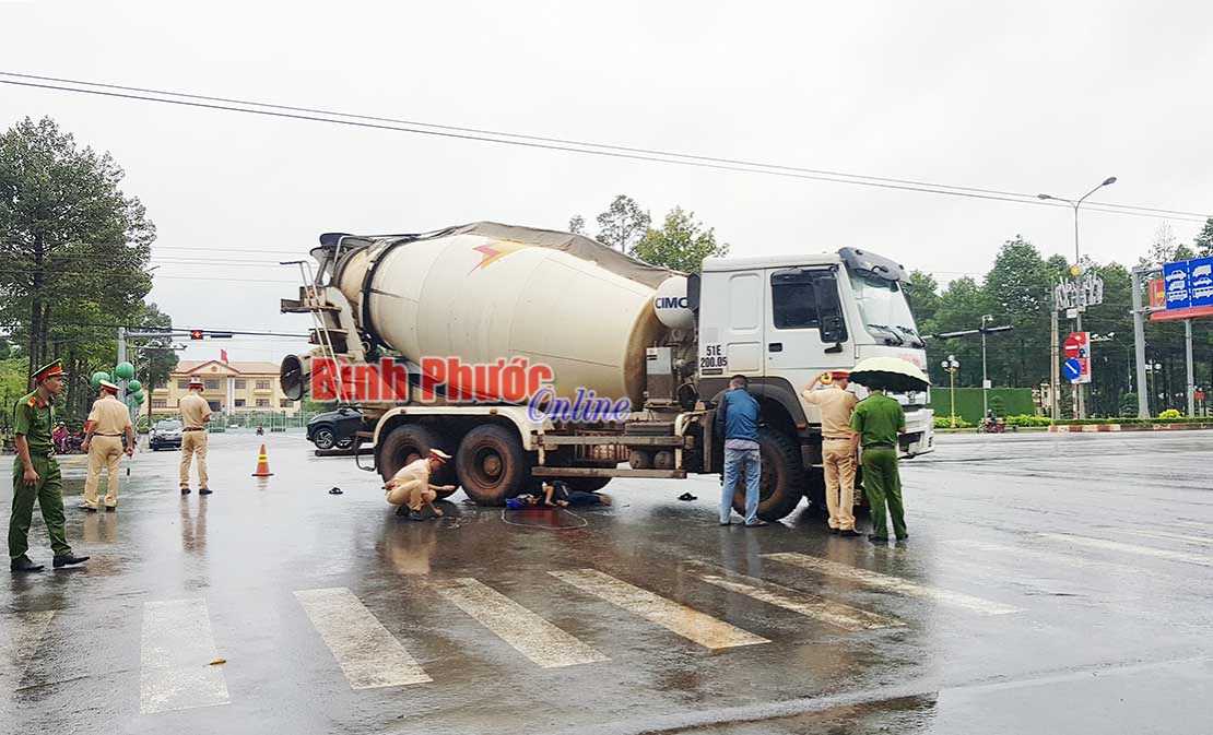 Cuốn v&agrave;o xe tr&ocirc;̣n b&ecirc; t&ocirc;ng tại ngã tư đường Hùng Vương, một người ch&ecirc;́t tại ch&ocirc;̃