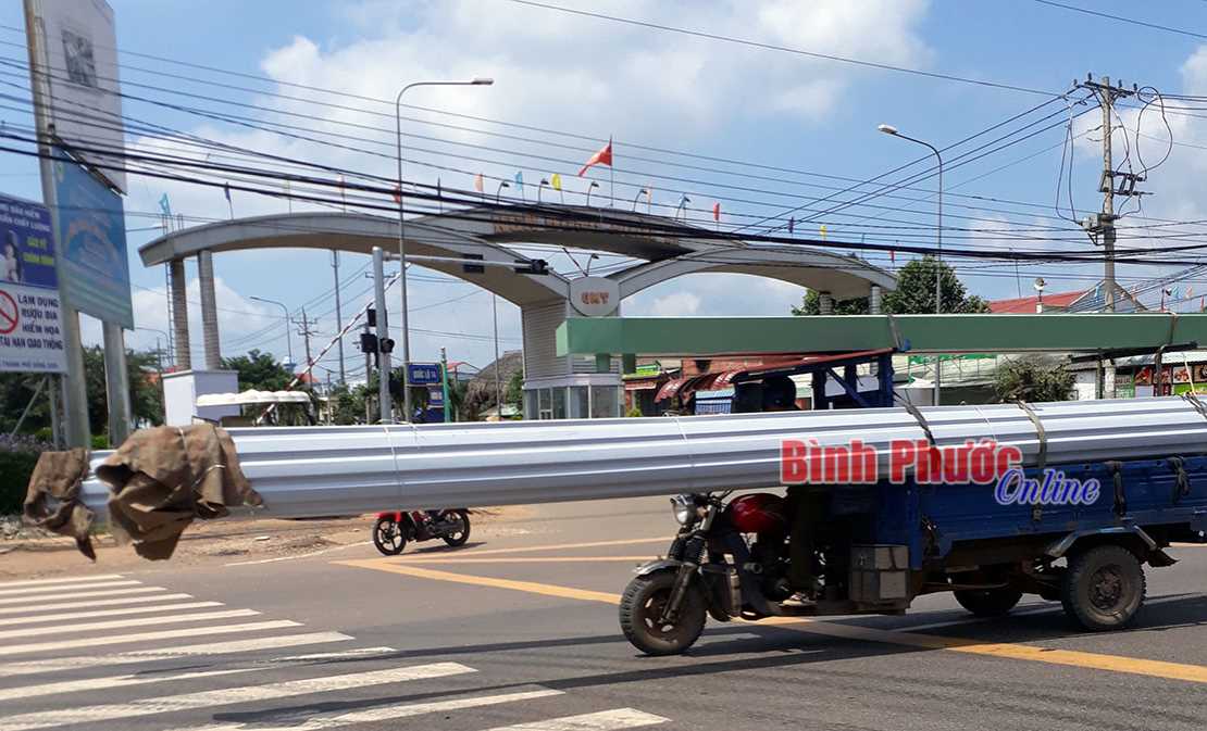 Cần chấn chỉnh tình trạng xe chở quá khổ