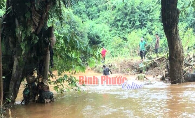 Nỗ lực tìm kiếm cháu bé 10 tuổi nghi bị nước cuốn trôi