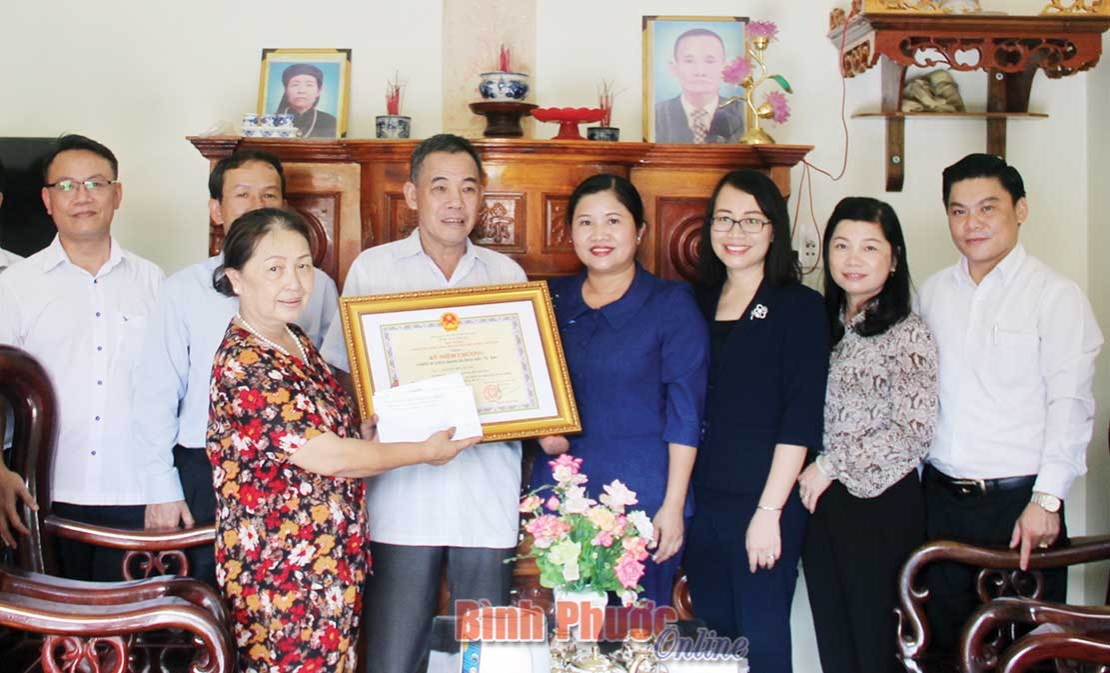 21.403 phần qu&agrave; tặng c&aacute;c đối tượng ch&iacute;nh s&aacute;ch