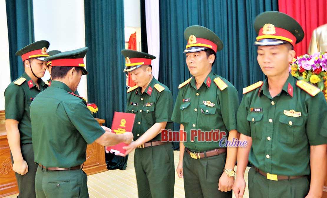 Binh đo&agrave;n 16 trao quyết định điều động, bổ nhiệm, thăng qu&acirc;n h&agrave;m, n&acirc;ng lương 17 sĩ quan