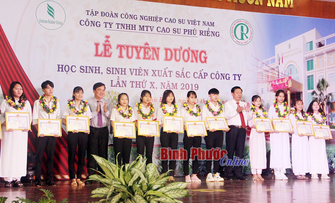 Cao su Phú Riềng tuyên dương 127 học sinh, sinh viên xuất sắc
