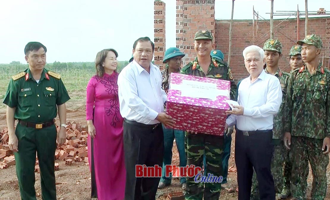 Kiểm tra c&ocirc;ng tr&igrave;nh nh&agrave; ở liền kề chốt d&acirc;n qu&acirc;n bi&ecirc;n giới