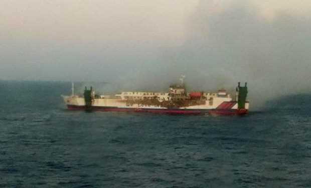 Indonesia: Tàu chở khách bốc cháy với nhiều người mắc kẹt bên trong