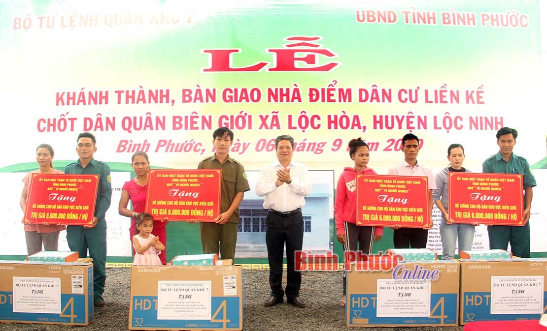 Bàn giao nhà điểm dân cư liền kề chốt dân quân biên giới xã Lộc Hòa