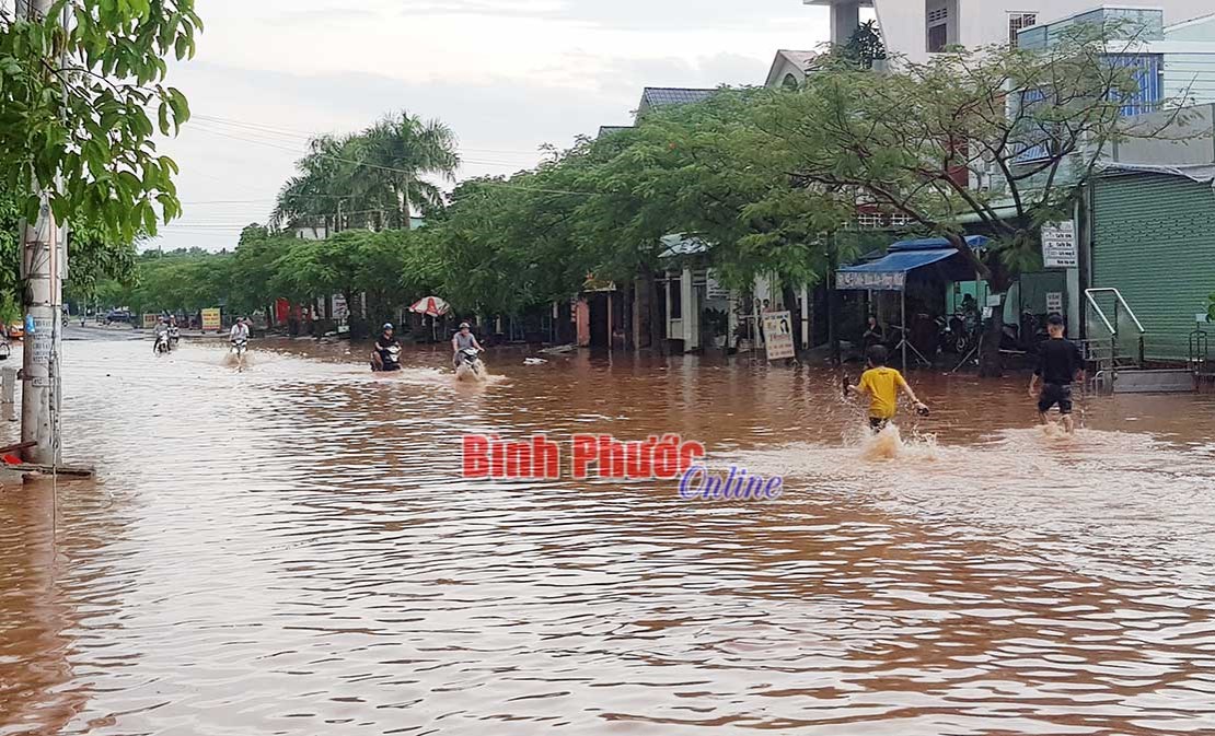 Đồng Xoài: Nhiều đoạn đường ngập sau mưa lớn