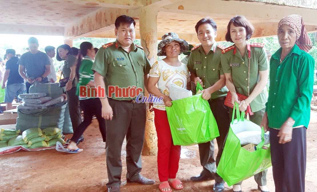 370 phần quà tặng hộ nghèo 2 xã Đắk Ơ, Phú Văn