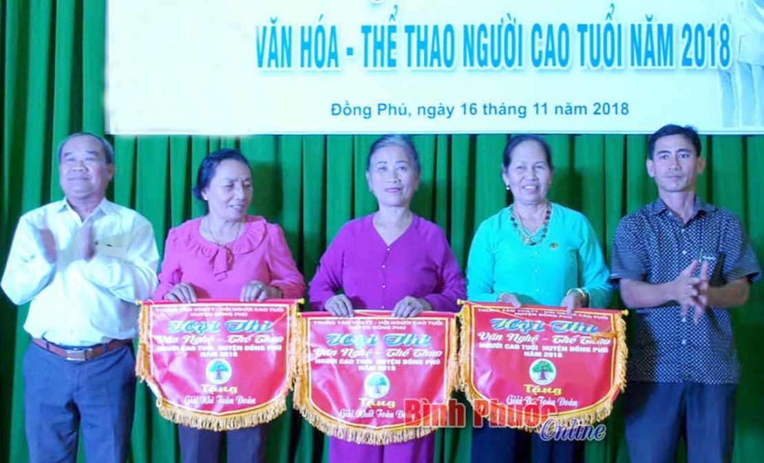 Người cao tuổi T&acirc;n Tiến g&igrave;n giữ gi&aacute; trị truyền thống