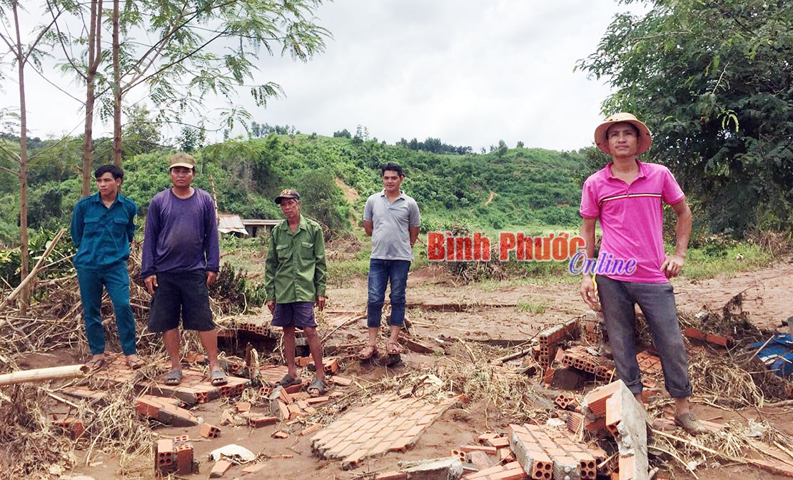 Sau lũ, người dân Phú Sơn khó chồng khó