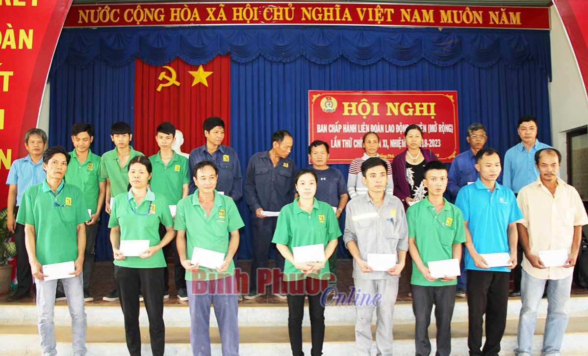 46 phần quà và 2 “Mái ấm công đoàn” tặng đoàn viên 