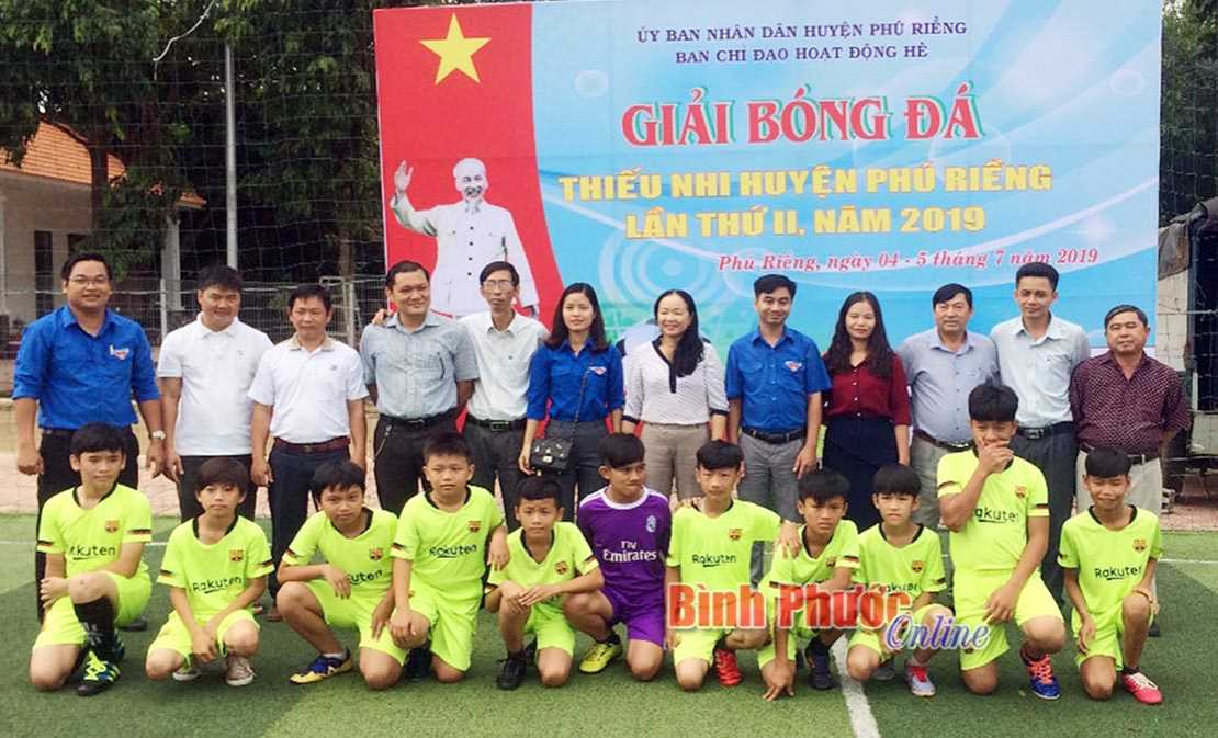 10 đội tham gia giải bóng đá thiếu nhi huyện Phú Riềng lần II