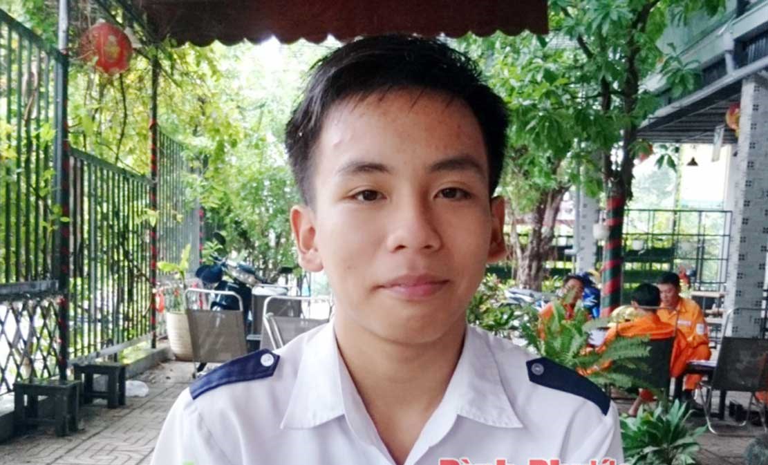 Vũ Thanh Phong tự học trở th&agrave;nh thủ khoa