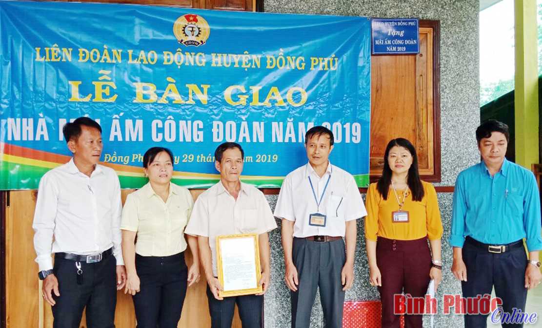 Trao tặng “Mái ấm công đoàn”