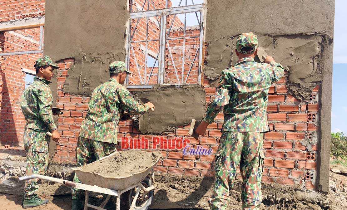 Đ&ocirc;i tay người l&iacute;nh c&ocirc;ng binh