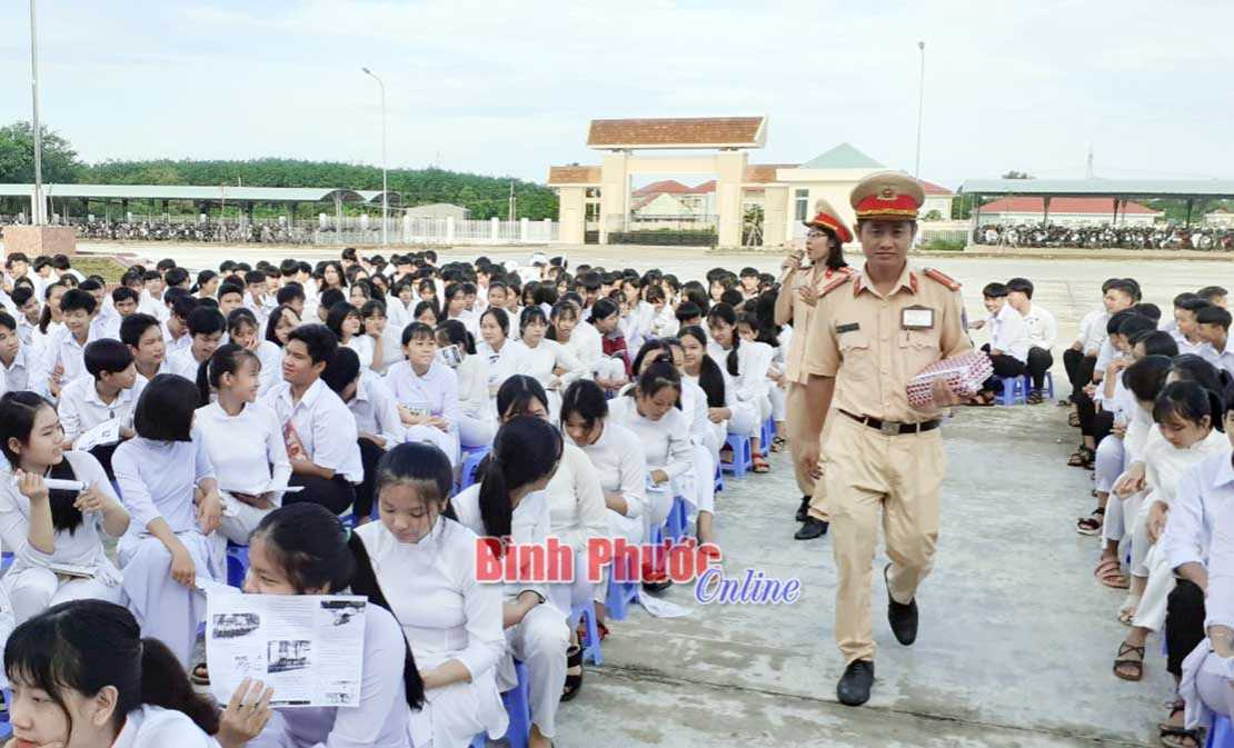 Tuyên truyền pháp luật về giao thông và ma túy cho gần 1.000 học sinh