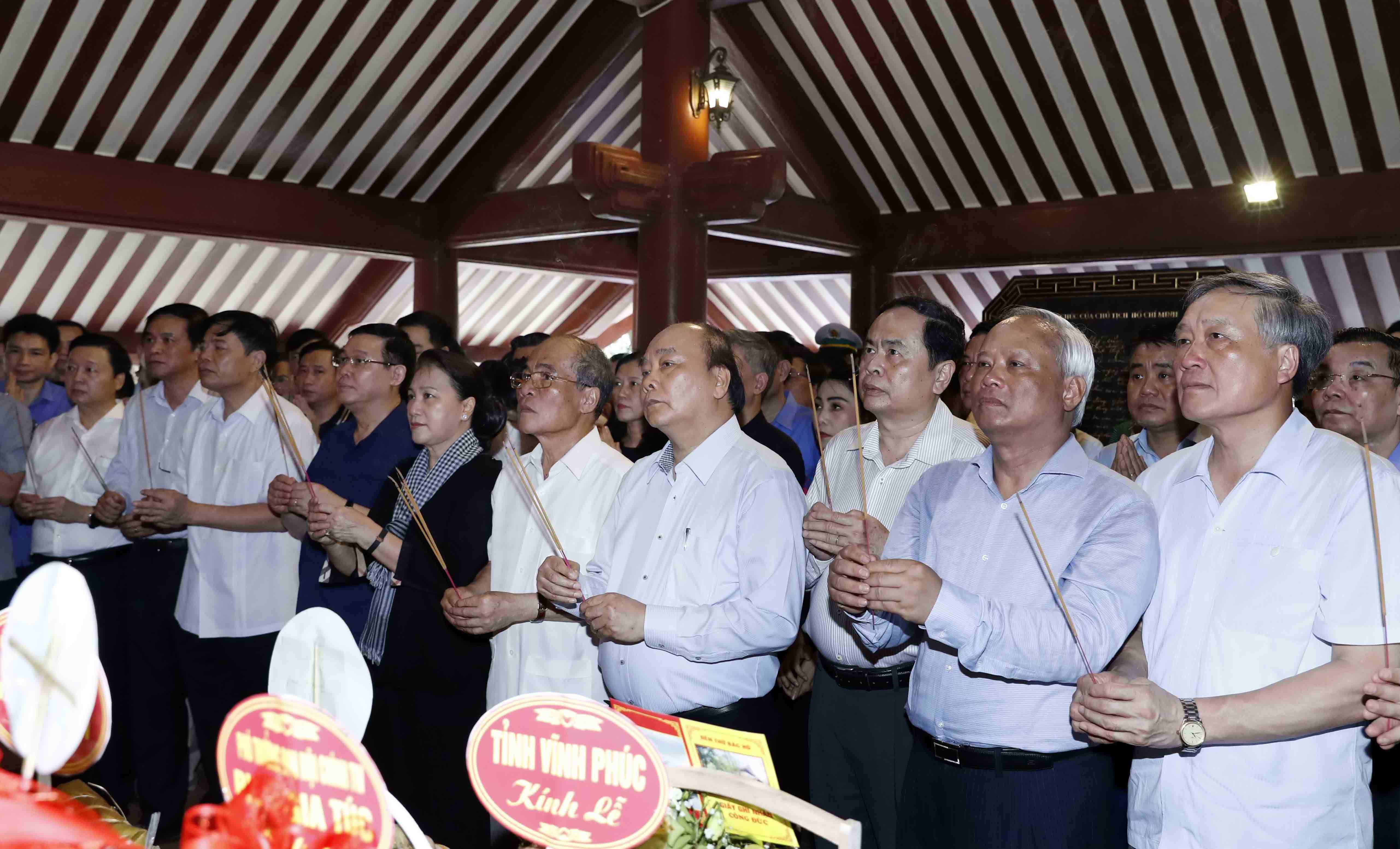 Thủ tướng v&agrave; Chủ tịch Quốc hội d&acirc;ng hương tưởng niệm Chủ tịch Hồ Ch&iacute; Minh