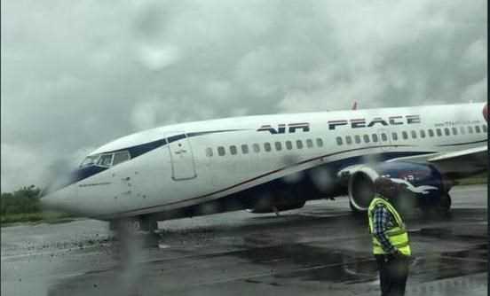 Máy bay Boeing 737 rơi bánh trong lúc rời khỏi đường băng