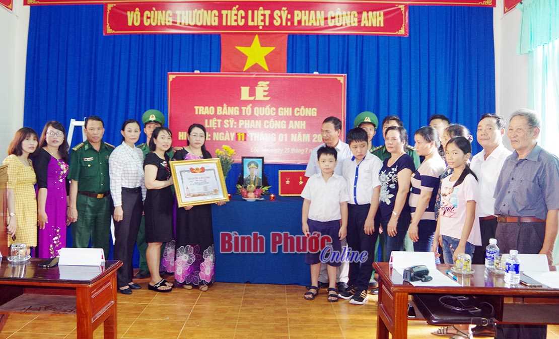 Trao bằng Tổ quốc ghi c&ocirc;ng liệt sĩ Phan C&ocirc;ng Anh
