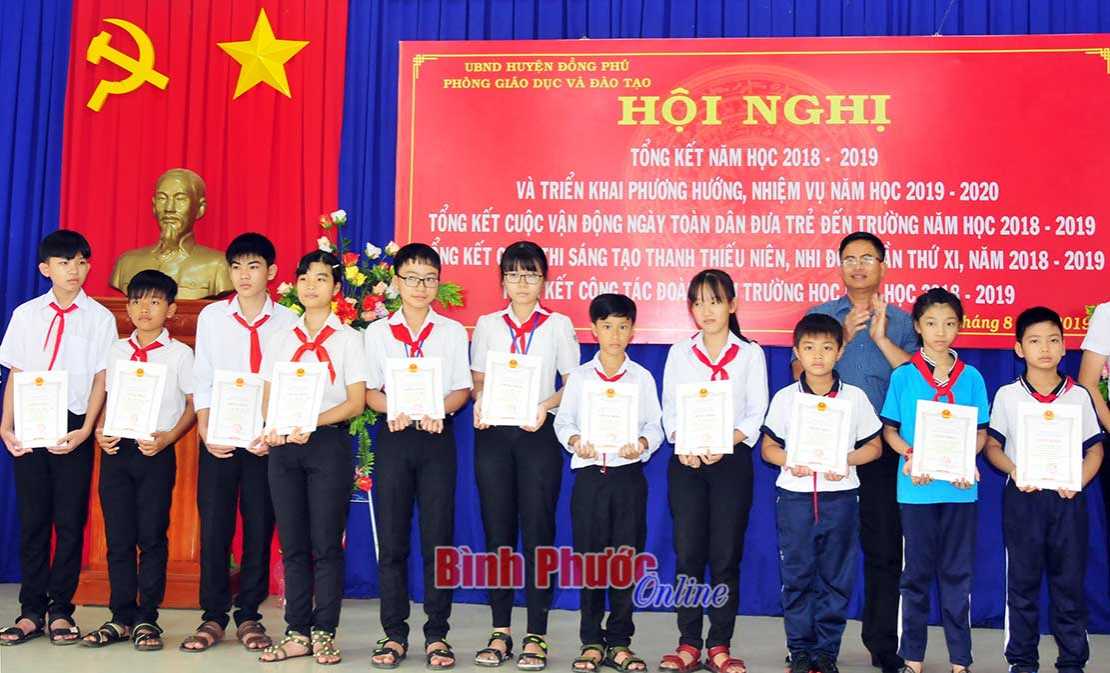 Đồng Phú trao 406 suất học bổng cho học sinh nghèo