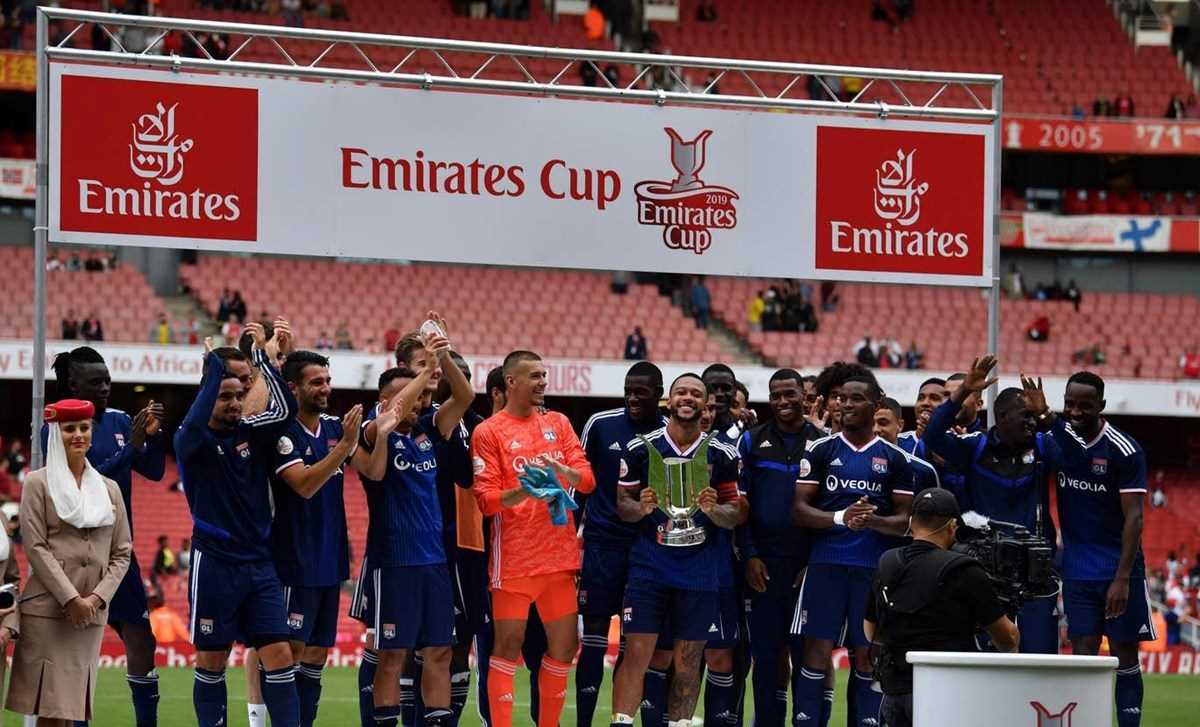 Arsenal ngậm ngùi nhìn Lyon nâng cúp ngay trên sân nhà