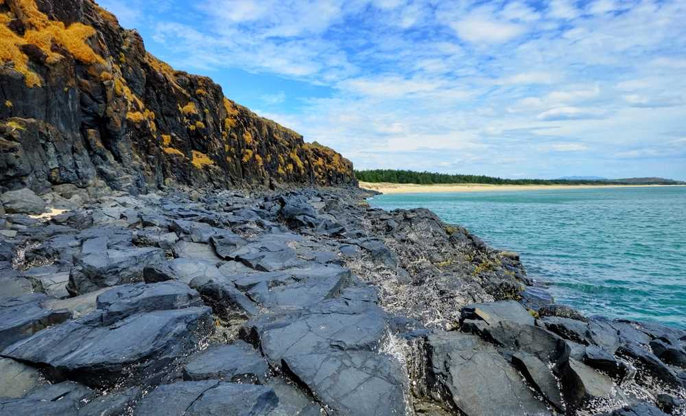 Vẻ đẹp của những tàn tích núi lửa dưới chân Bãi Xép