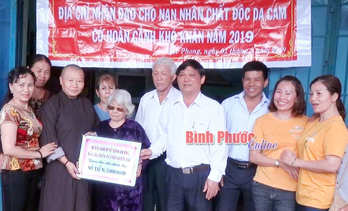 Bàn giao trợ giúp địa chỉ nhân đạo cho gia đình nạn nhân da cam