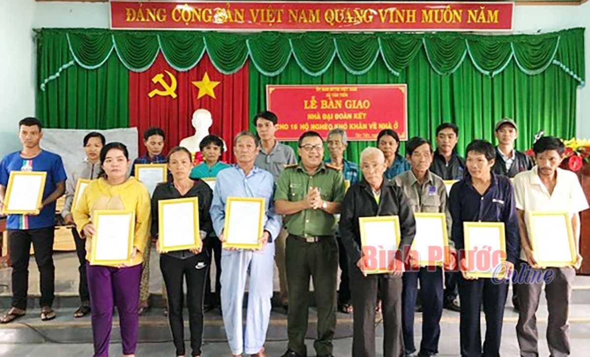 Bàn giao 18 căn nhà đại đoàn kết