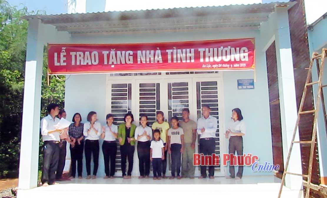 Bàn giao 5 nhà tình thương cho các hộ dân tộc thiểu số