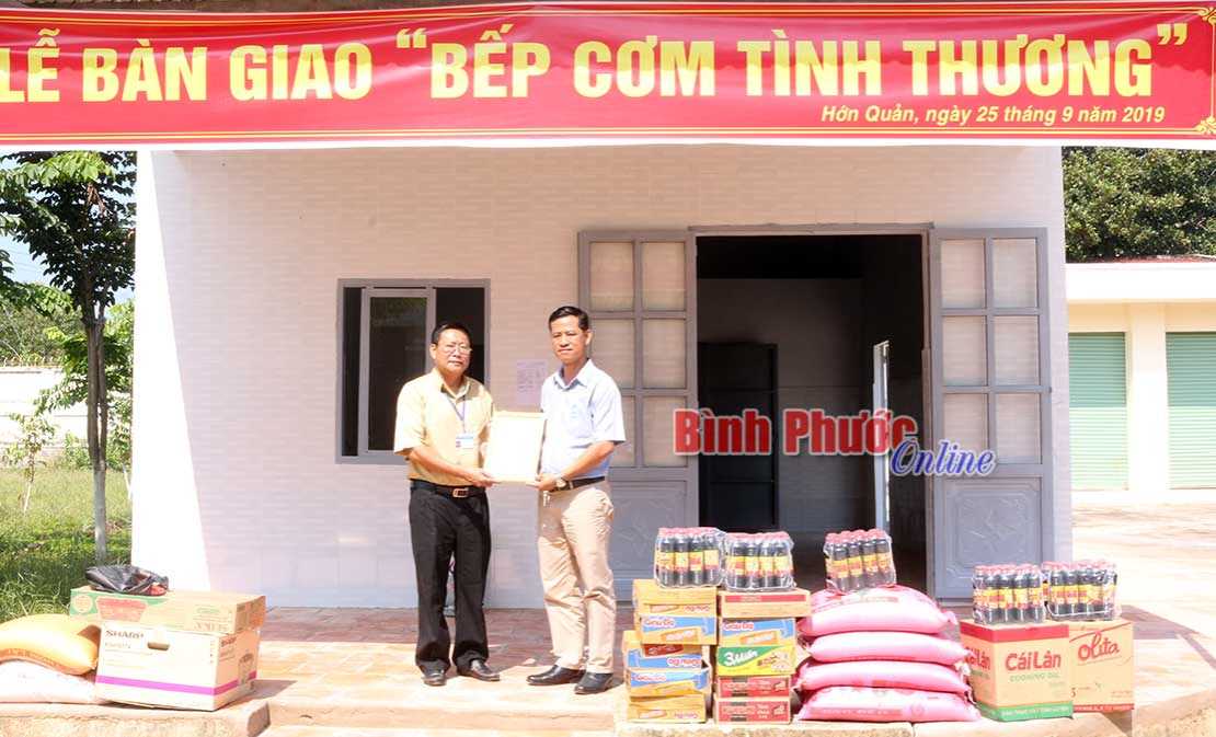 Bàn giao bếp cơm tình thương tại Trung tâm Y tế Hớn Quản