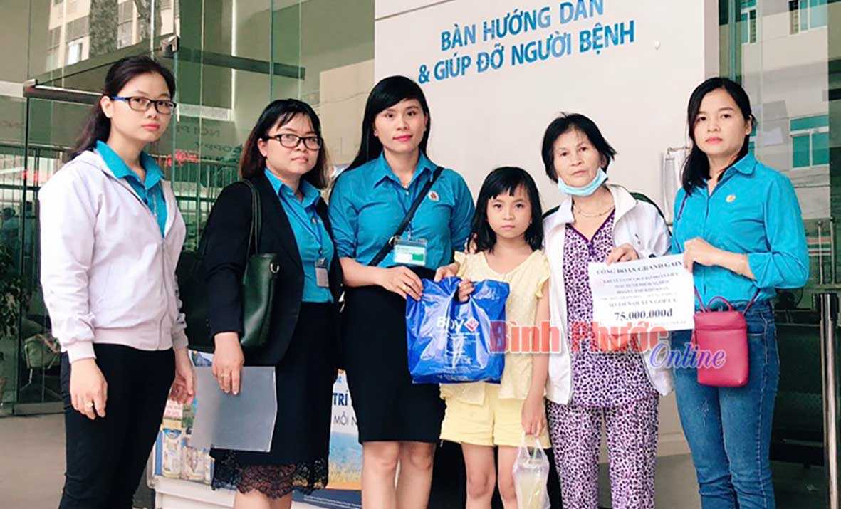 Trao 75 triệu đồng cho đoàn viên hoàn cảnh khó khăn