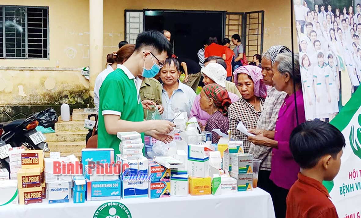 Khám bệnh miễn phí cho người dân và trao học bổng học sinh DTTS