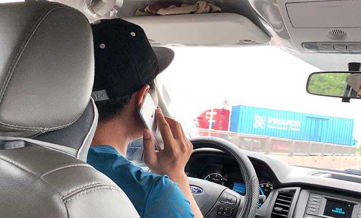 Cần xử l&yacute; nghi&ecirc;m t&agrave;i xế vừa l&aacute;i xe vừa nghe điện thoại