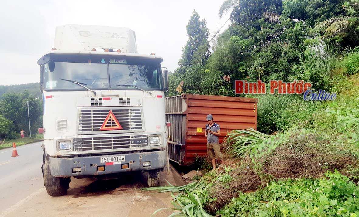 Thùng container bị lật khi qua khúc cua