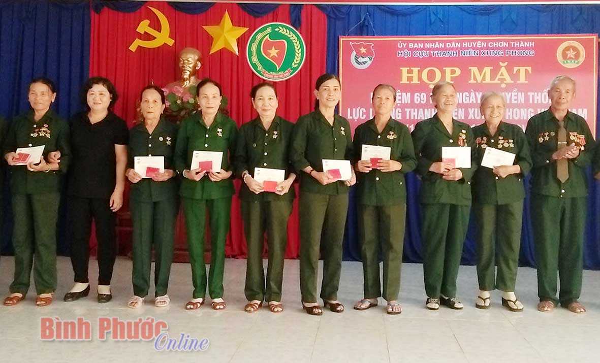 Tuy&ecirc;n dương 24 cựu thanh ni&ecirc;n xung phong l&agrave;m theo lời B&aacute;c