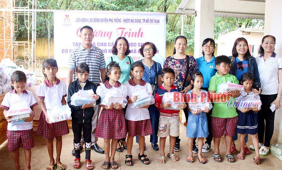 Liên đoàn Lao động huyện Phú Riềng tặng quà học sinh hoàn cảnh khó khăn